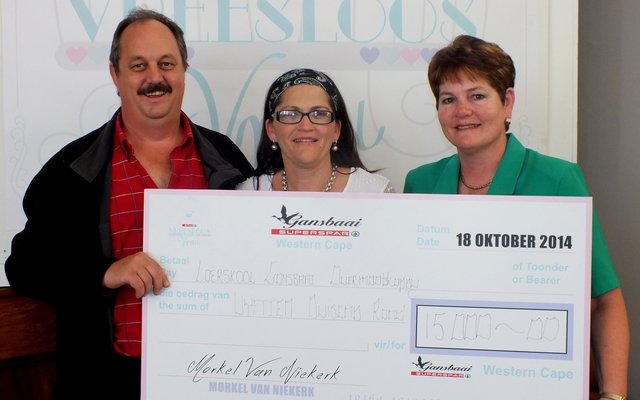 Vlnr is Morkel en ChrizÃ¼lene van Niekerk en Jolette Bezuidenhout tydens die oorhandiging van â€˜n tjek ten bedrae van R15,000 aan Laerskool Gansbaai